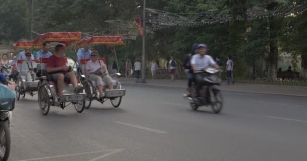 Turister som reser med trehjuling taxi i Hanoi, Vietnam — Stockvideo