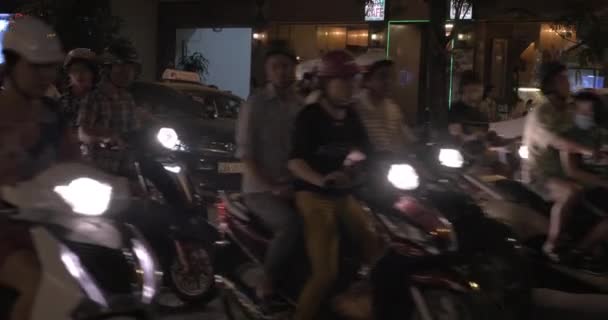 Поток велосипедов и автомобилей ночью Ханой, Вьетнам — стоковое видео