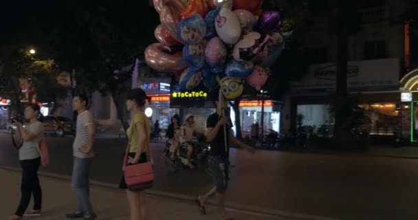 ハノイ、ベトナムで風船の束を持つストリートベンダー — ストック動画