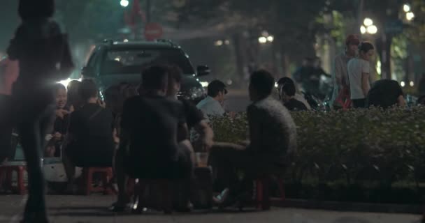 Prodávání jídel na ulici Hanoi, Vietnam — Stock video