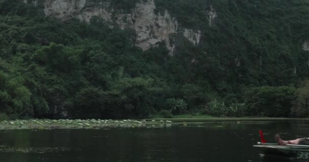 Los turistas que viajan en barco en Trang An, Vietnam — Vídeos de Stock