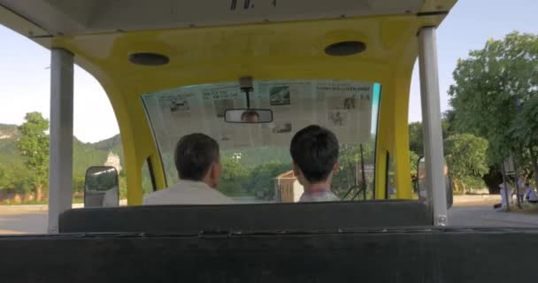 Bai Dinh Temple, Vietnam'a giden turist otobüsü — Stok video