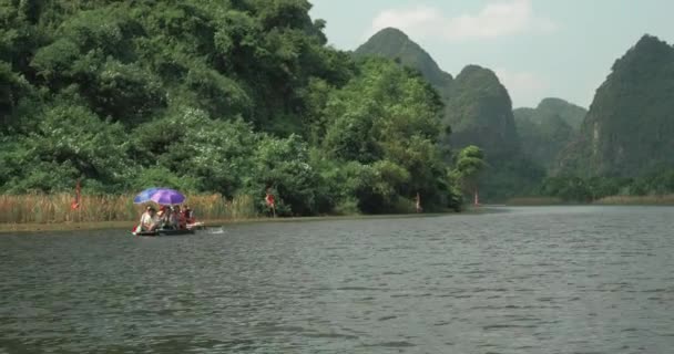 Sur une belle rivière voilier avec des touristes — Video