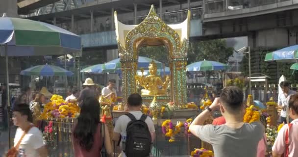 Туристы на алтаре Эраван в Бангкоке, Таиланд — стоковое видео