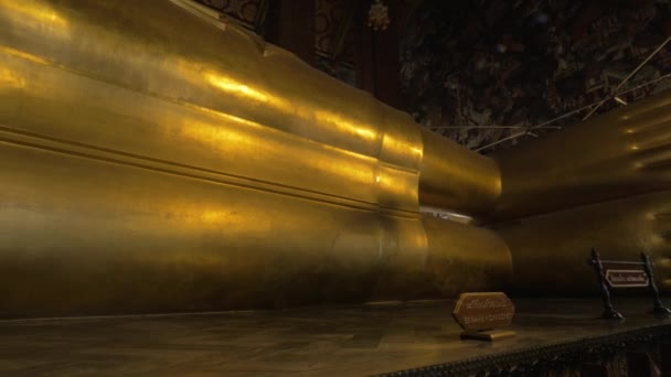 Yaslanmış Buda'nın büyük bir altın heykelini gördüm. — Stok video