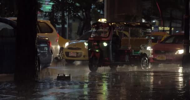 Tráfico por carretera bajo la lluvia en la ciudad nocturna — Vídeos de Stock