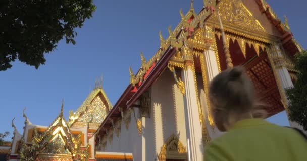 Žena navštěvující buddhistický mramorový chrám v Bangkoku, Thajsko — Stock video