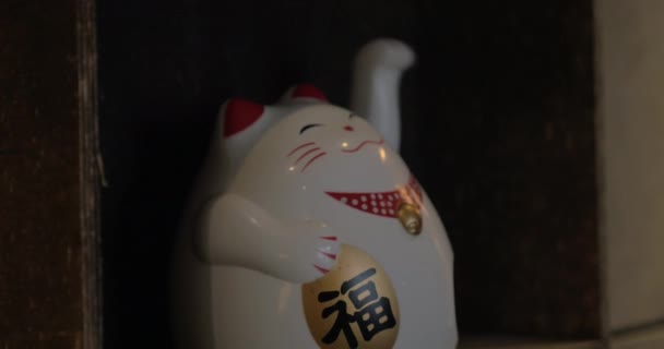 Fortune cat figurine beckoning with paw — Stock Video