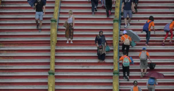 Menschen auf den Treppen der Batu-Höhlen in Malaysia — Stockvideo