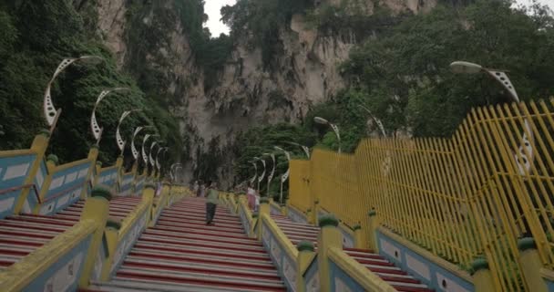 W Batu Caves widział długie schody i góry z zieleni — Wideo stockowe