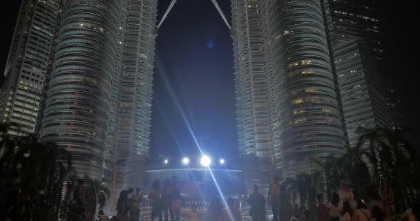 밤에 페트로나스 타워입니다. 쿠알라룸푸르, 말레이시아 — 비디오