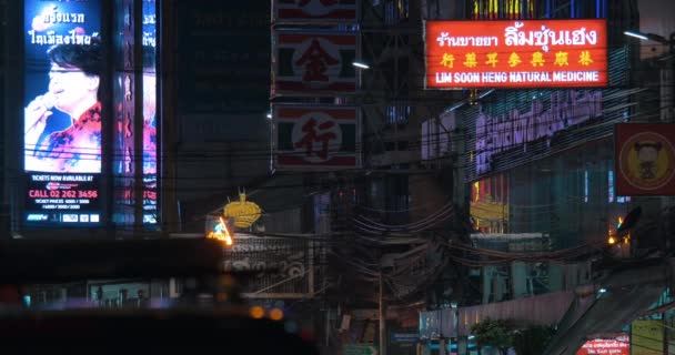 Pubblicità banner in notte Bangkok, Thailandia — Video Stock