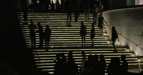 Pessoas no Sky Bar do Hotel Lebua à noite. Bangkok, Tailândia — Vídeo de Stock