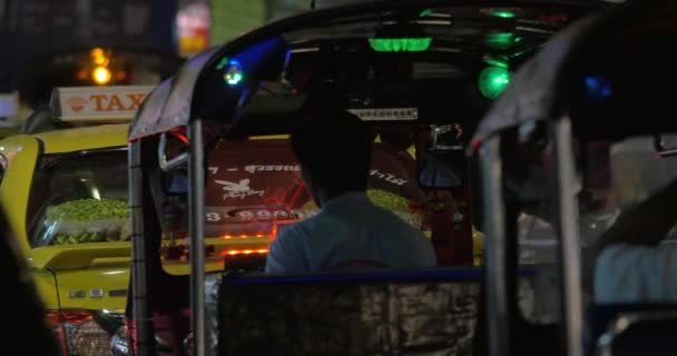 Tuk tuk y taxi de coche en la carretera de la noche Bangkok, Tailandia — Vídeos de Stock