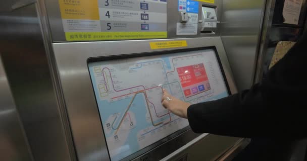 Kvinnan köper tunnelbanebiljett i Hong Kong — Stockvideo