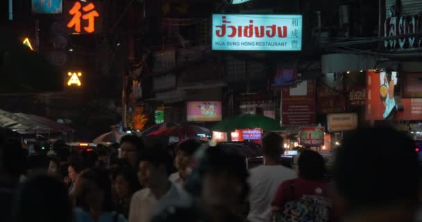 Calle abarrotada y tráfico de transporte en la noche Chinatown, Bangkok — Vídeo de stock