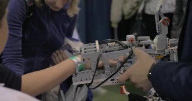 Robot el ile çalışan adam