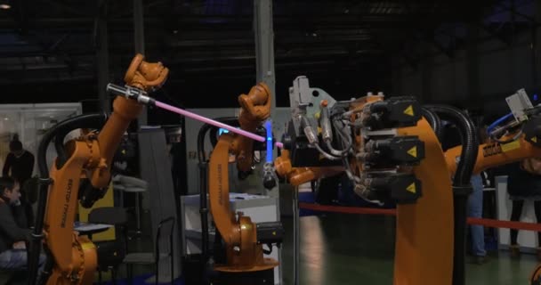 光棒で動く産業用ロボットの眺め — ストック動画