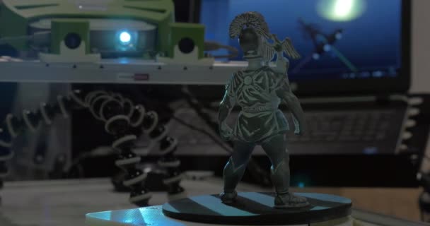 Auf der Ausstellung robotix expo gesehen Statuette von Soldat und Roboter-Projektor — Stockvideo