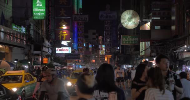 Crowded Chinatown con tráfico denso en la noche, Bangkok — Vídeos de Stock