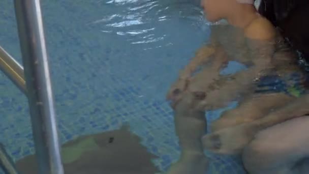 Rehabilitationszentrum Evexia, kleiner Junge und Lehrer im Schwimmbad — Stockvideo