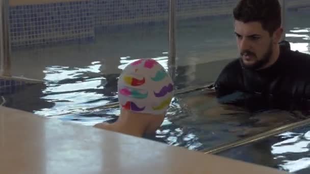 Terapia de ejercicio acuático para un niño pequeño — Vídeo de stock