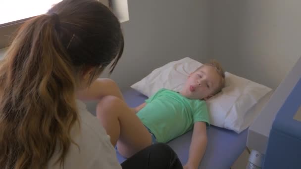 Barn som tar fysioterapisession — Stockvideo