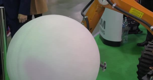 Робот для садовых работ на Robotics Expo — стоковое видео