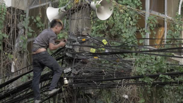 Jonge elektricien op het werk. Hanoi, Vietnam — Stockvideo