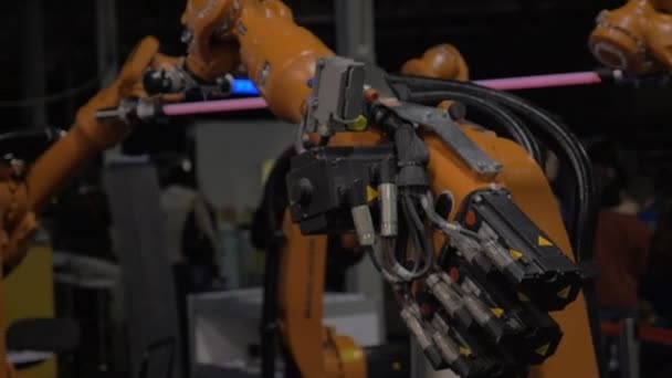 Na wystawie Robotix expo widział roboty, które walczą z mieczy świetlnych — Wideo stockowe