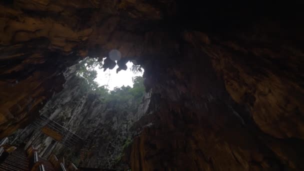 Dans les grottes de Batu vu grotte avec stalactite et les touristes marchant en montant les escaliers — Video