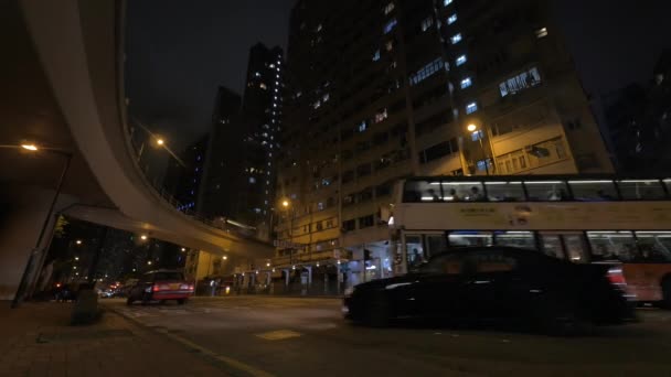 Hong Kong gece caddede trafik — Stok video