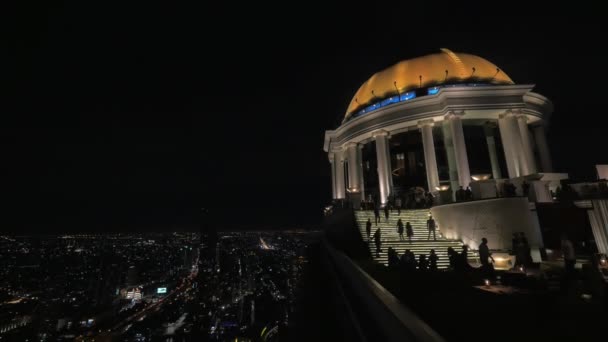 In einem großen runden Gebäude steigen die Menschen die Treppe hinauf — Stockvideo