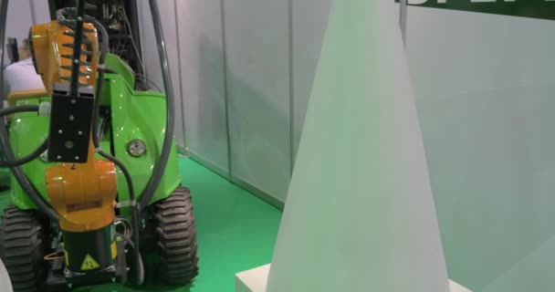 Demonstratie van robot voor tuin werken — Stockvideo