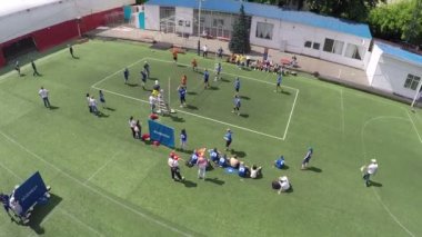 Stadı'nda voleybol oynayan insanlar üzerinde uçan