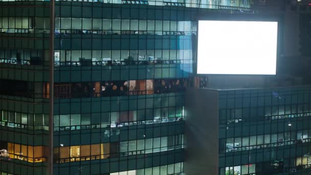 График офисного здания и блэк-рекламный экран по ночам. Сеул, Южная Корея — стоковое видео