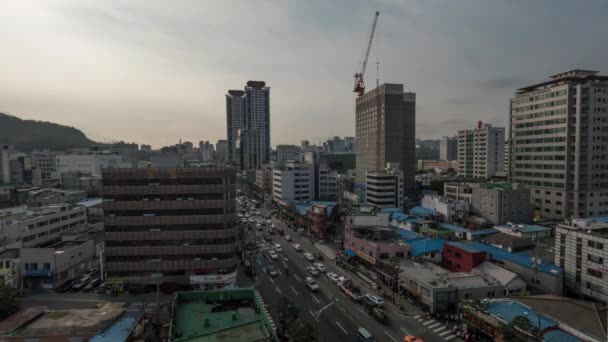 汽车行驶在街道上，韩国的游戏中时光倒流的首尔城市风光 — 图库视频影像