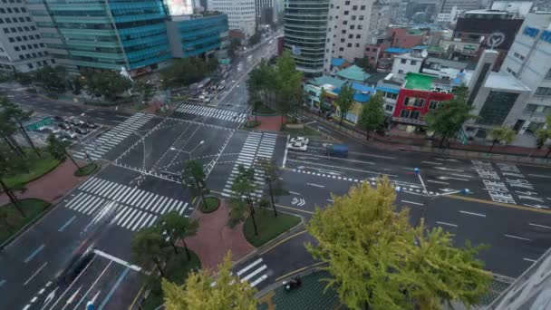 Zeitraffer des Verkehrs auf einer Kreuzung in Seoul, Südkorea — Stockvideo