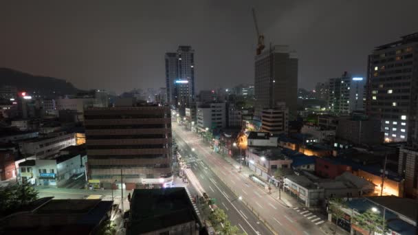 Timelapse del tráfico por carretera en Seúl por la noche, Corea del Sur — Vídeos de Stock