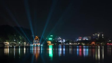 Timelapse gece Hanoi renkli Hoan Kiem Gölü ile