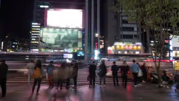 夜ソウル, 南朝鮮の横断歩道上の歩行者のタイムラプス — ストック動画