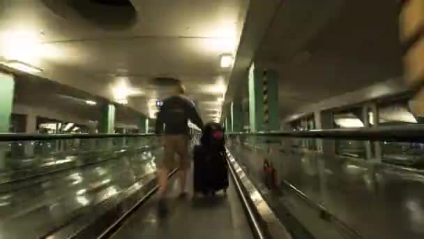 Hiperlapso de viaje en escaleras mecánicas y llegar a la sala del aeropuerto — Vídeos de Stock