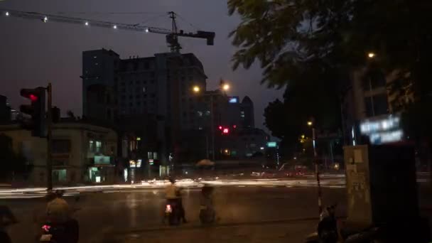 Time lapse shot of intersection at night, Hanói, Vietname . — Vídeo de Stock