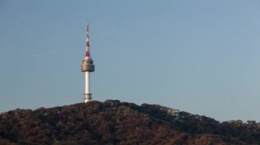 Zaman atlamalı duran kule ormandaki bir kadeh. Seoul, Güney Kore
