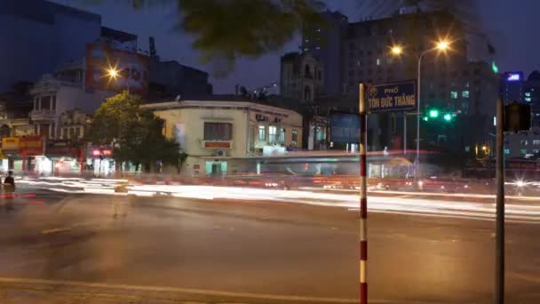 Timelapse of intense road traffic in night Hanoi, Vietnam — Stock Video