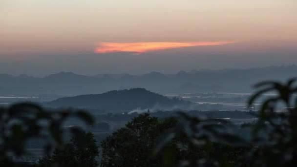 Time lapse skott av landskap i dimma, berg och träd, Vietnam — Stockvideo