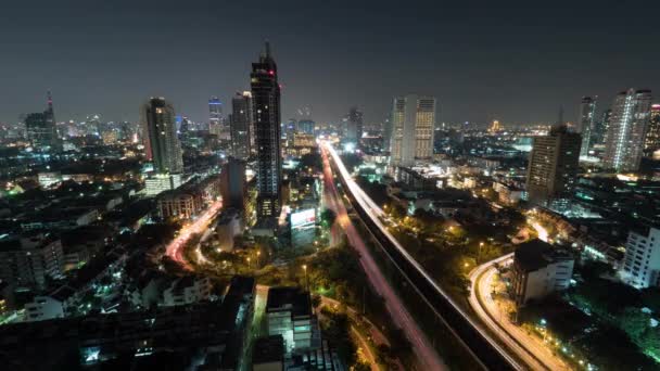 Büyük şehirdeki gece hayatının hızlandırılmış görüntüleri, aydınlık gökdelen, trafik, kavşak, Bangkok, Tayland — Stok video