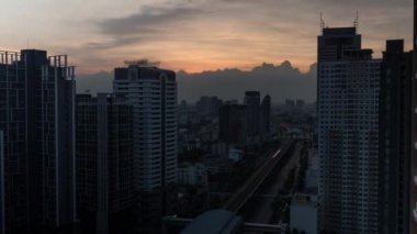 Zaman atlamalı cityscape gökdelenler, binalar ve endüstriyel duman ve arka plan üzerinde şehir altında bir kadeh. Bangkok, Tayland