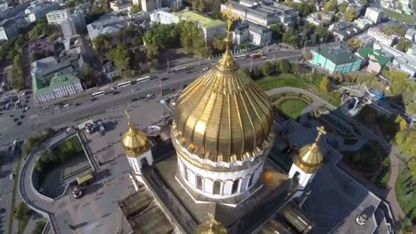 Vlucht rond van de kathedraal van Christus de Verlosser tegen de achtergrond van de stad Moskou Rusland — Stockvideo