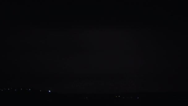 Blitzeinschlag am schwarzen Nachthimmel — Stockvideo